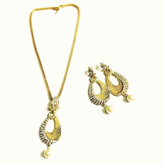 Runjhun Elegant Pearl Pendant set
