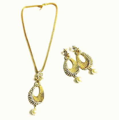 Runjhun Elegant Pearl Pendant set