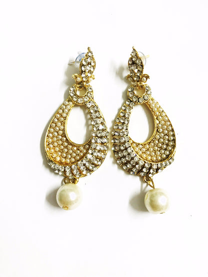 Runjhun Elegant Pearl Pendant set