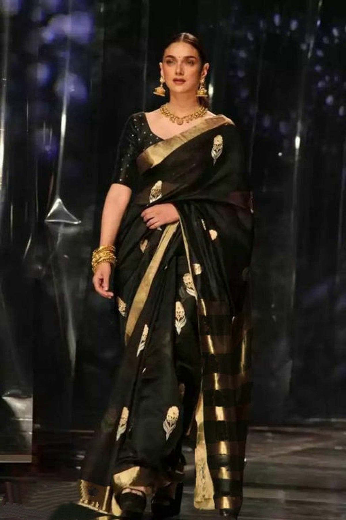Woman's Stylish Cotton Silk Saree